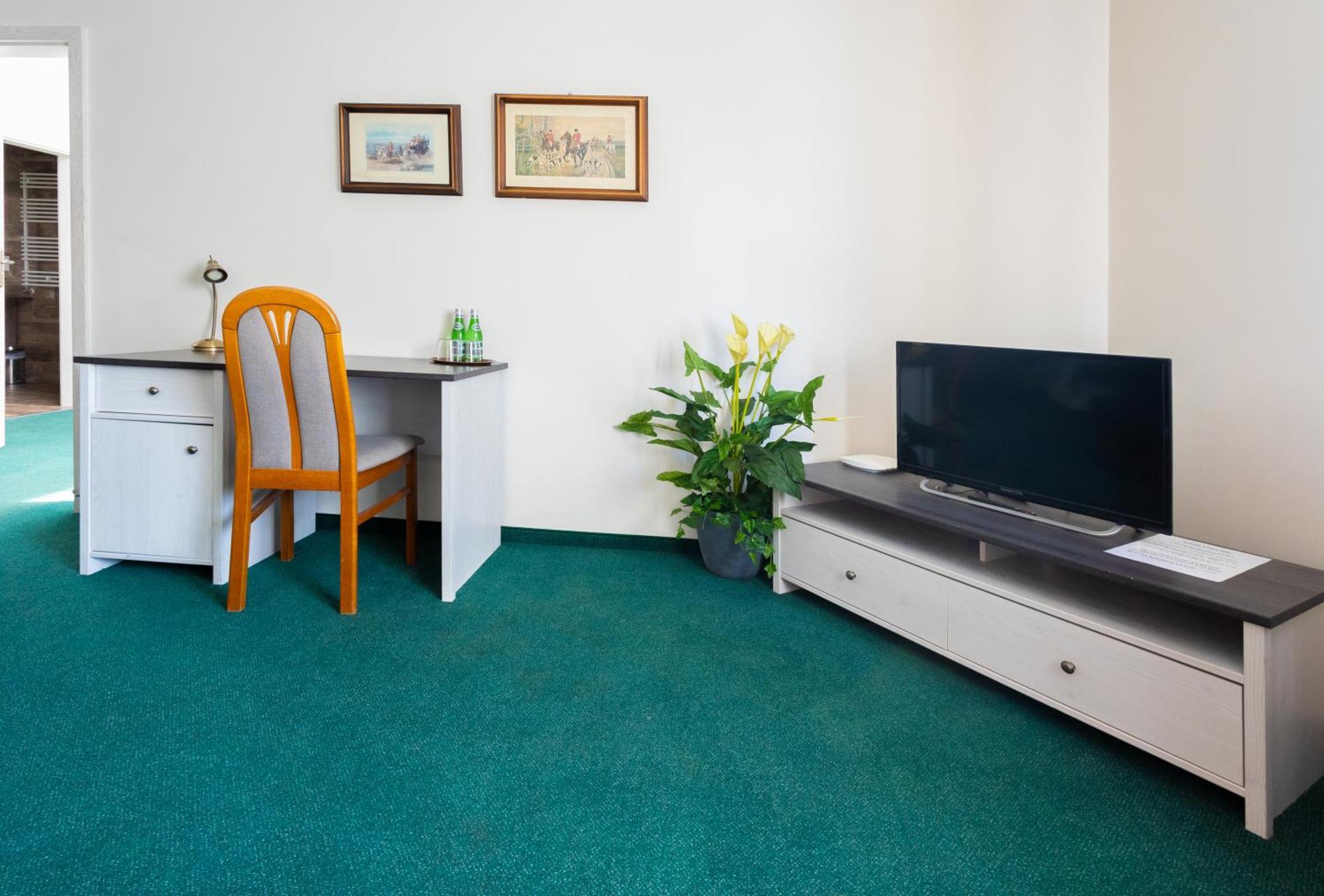 Hotel Sandro Silver & Spichlerz Antoniny 레스노 외부 사진